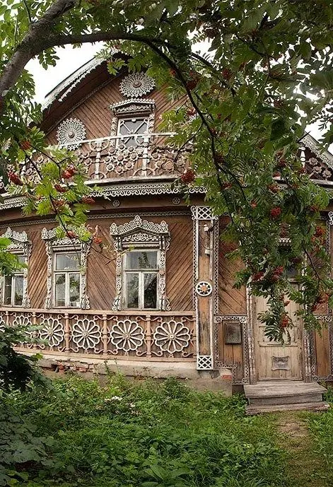casa ruseasca traditionala (dacha) surrsa foto: pinterest.com