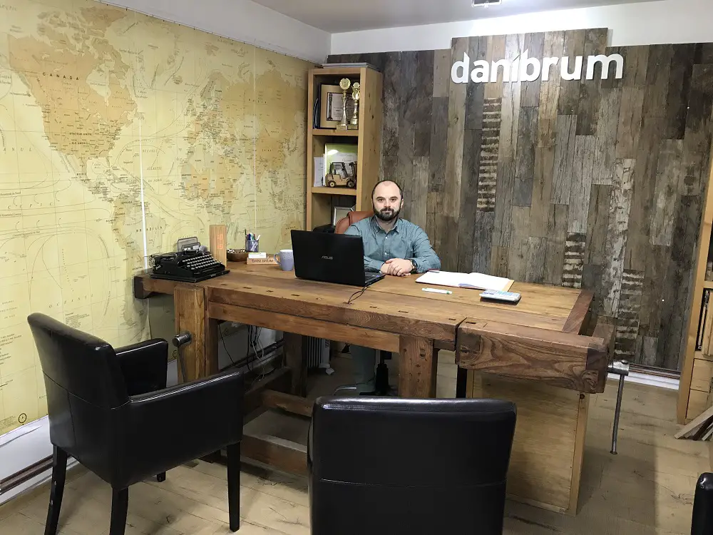 Mihai Vatavu - Danibrum la bancul de lucru din lemn