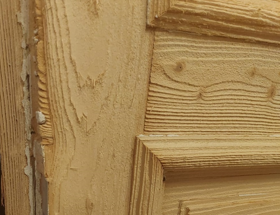 usi vechi din lemn curatate prin sablare