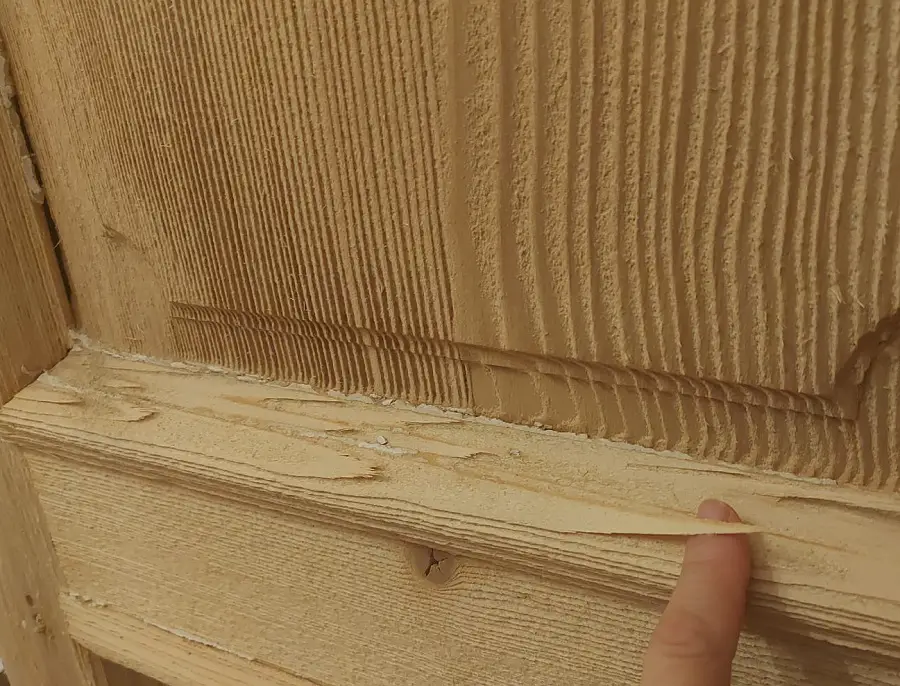 usi vechi din lemn curatate prin sablare