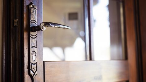 le gauchissement des portes en bois massif