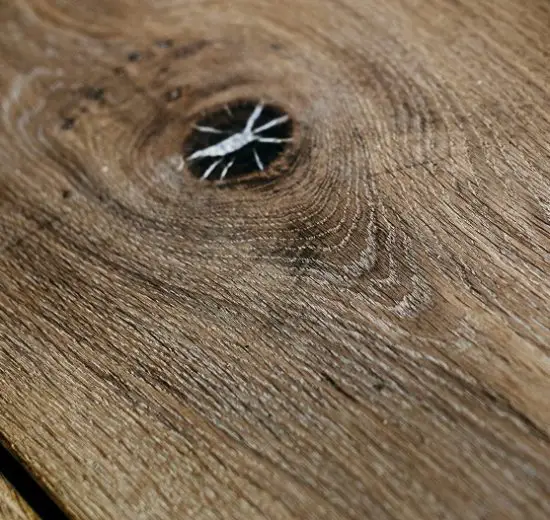 evidențierea desenului natural al lemnului