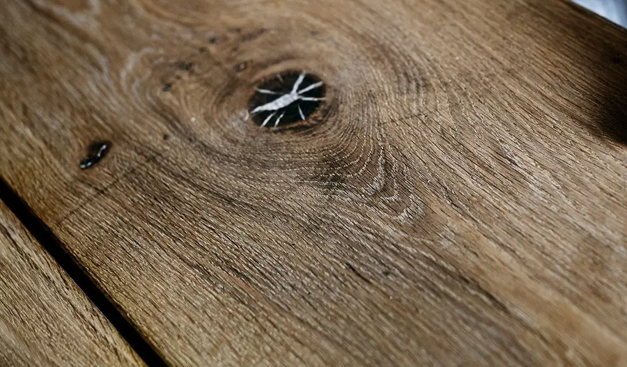 evidențierea desenului natural al lemnului