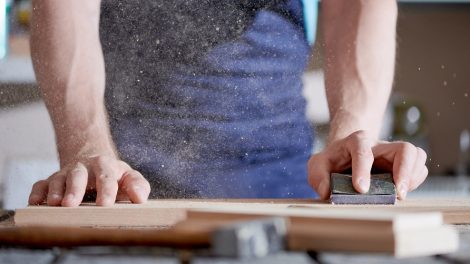 lijado de madera en húmedo