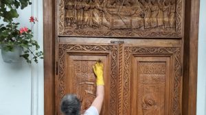 refinishing wooden doors with pre-coloured oil-based lacquer Kreidezeit