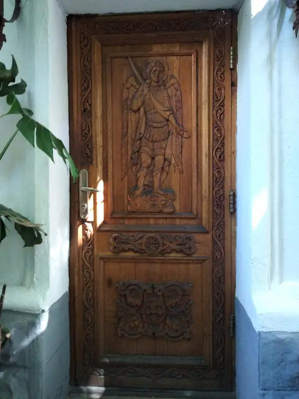 refinisare uși lemn cu lazură precolorată pe bază de ulei Kreidezeit