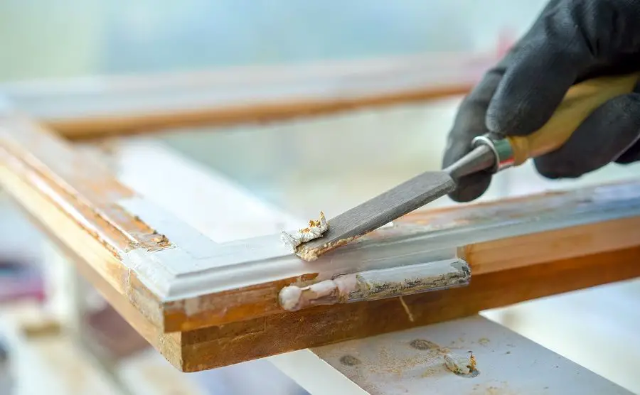 le décapage des anciennes couches de peinture