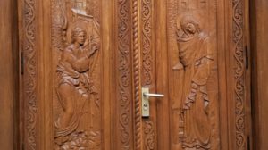 restauro das portas da biderica de Pitar Moș com Kreidezeit