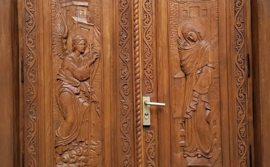 restauro das portas da biderica de Pitar Moș com Kreidezeit