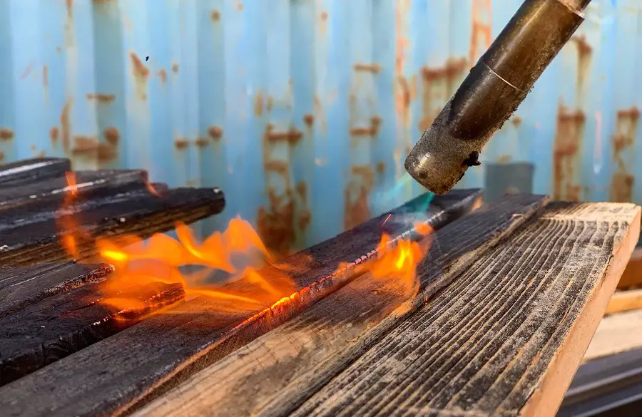  tehnica Shou Sugi Ban de ardere lemn
